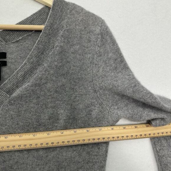 Halogen 100% Cashmere Sweater Womens M Gray V Neck Preppy Minimal Quiet Luxury - Picture 7 of 11